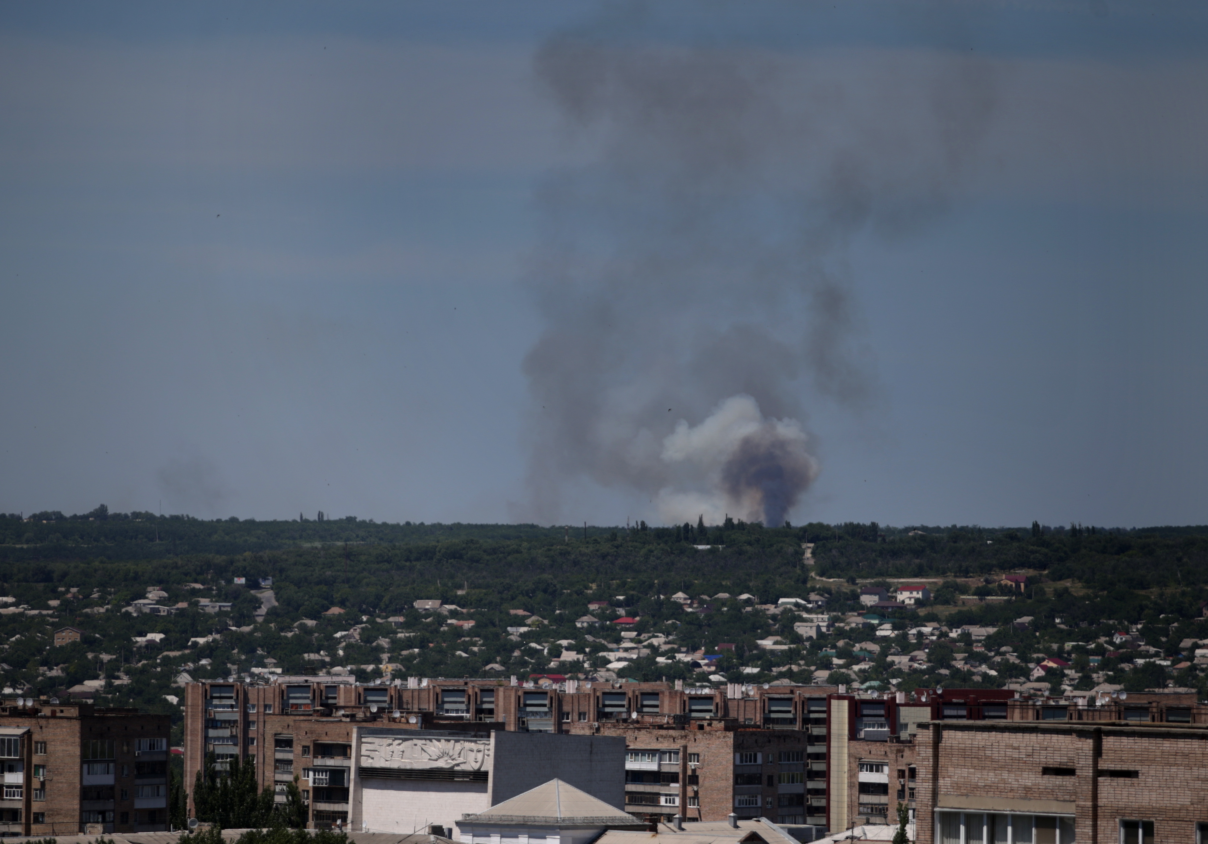 Во время минометного обстрела пригородных районов Луганска Во время минометного обстрела пригородных районов Луганска