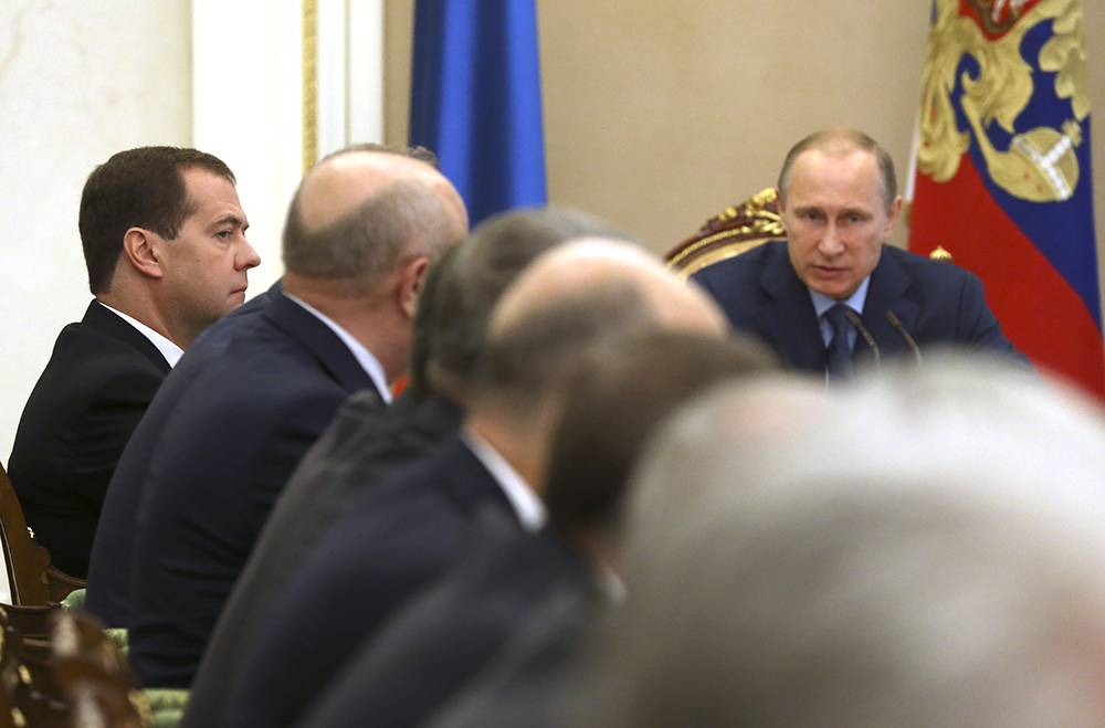 Премьер-министр РФ Дмитрий Медведев и президент РФ Владимир Путин во время заседания Совбеза РФ