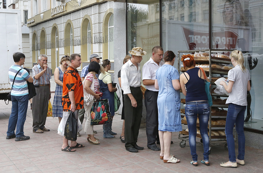 Очередь за хлебом в Луганске