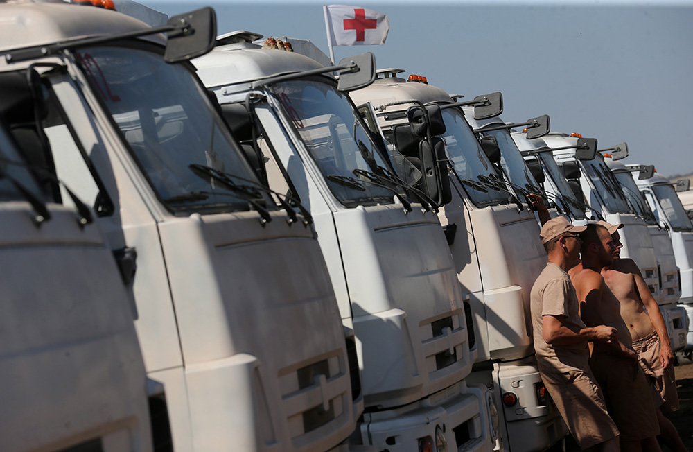 Колонна с гуманитарным грузом для юго-востока Украины в Ростовской области