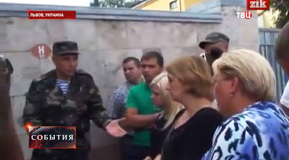 Протест матерей и жен украинских военнослужащих во Львове