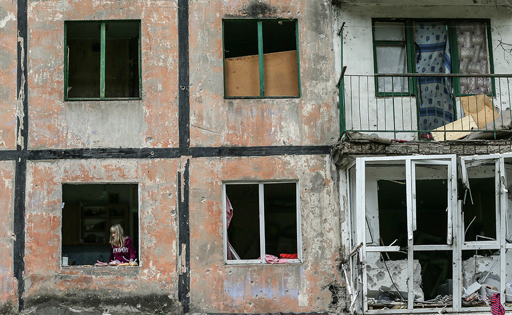 Последствия обстрела жилых кварталов юго-востока Украины