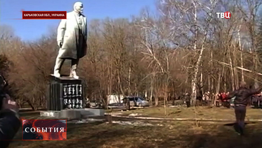 Снос памятника В. И. Ленину на Украине