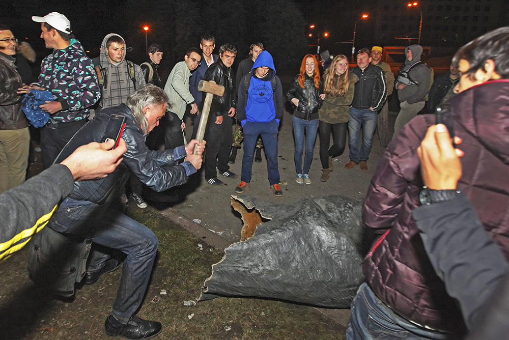 Участники митинга в Харькове разрушают памятник В.И.Ленину
