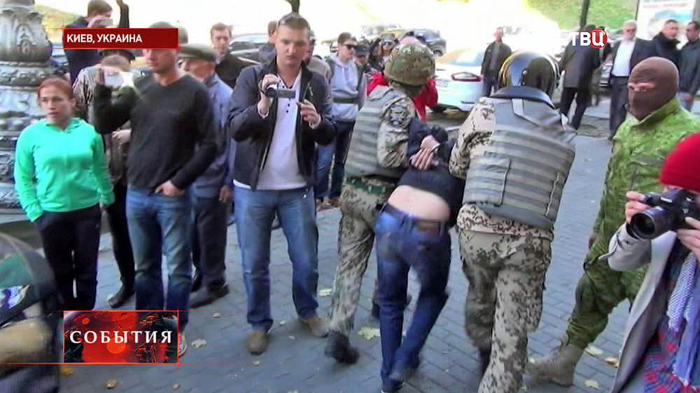 Задержание радикалов во время беспорядков у здания Верховной Рады