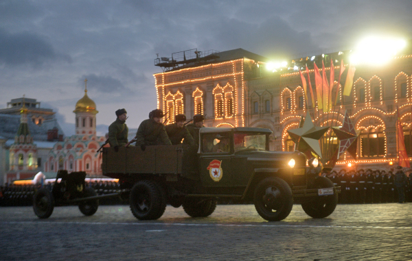 Военнослужащие на Красной площади в Москве во время репетиции торжественного марша, посвященного легендарному параду 7 ноября 1941 года.
