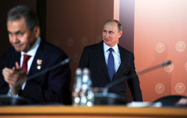 Владимир Путин и Сергей Шойгу на съезде Русского географического общества