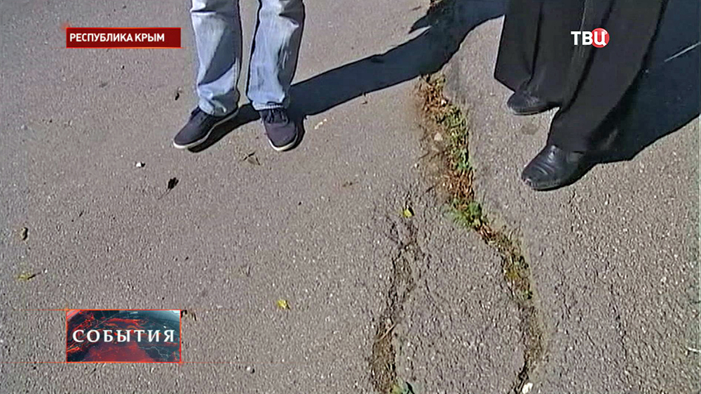 Трещины в асфальте на дороге в Крыму