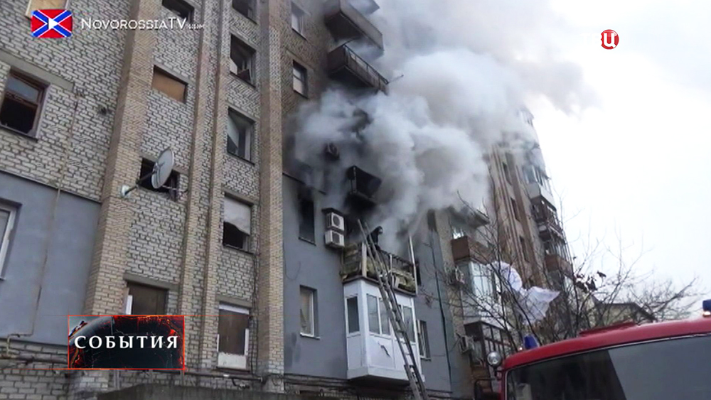Последствия обстрела жилых кварталов в Новороссии