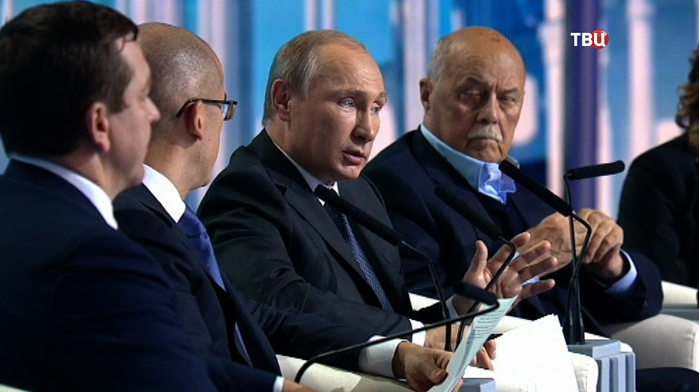 Владимир Путин на форуме действий ОНФ Владимир Путин на форуме действий ОНФ