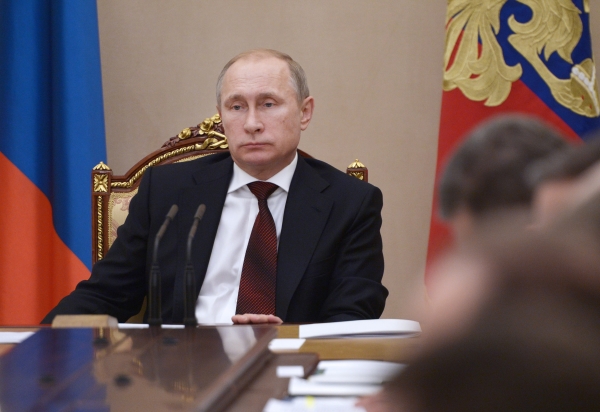Президент России Владимир Путин проводит совещание с членами правительства РФ