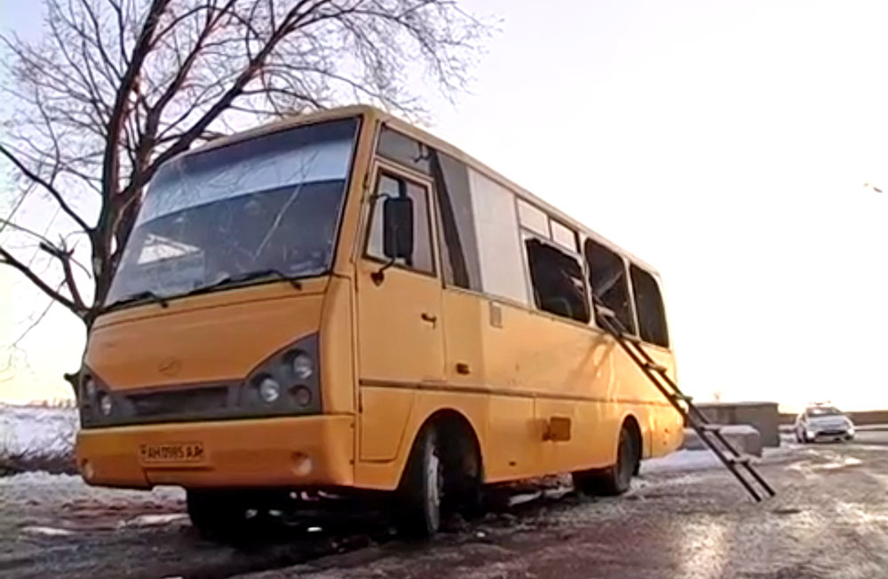 Пассажирский автобус после обстрела в Донецкой области