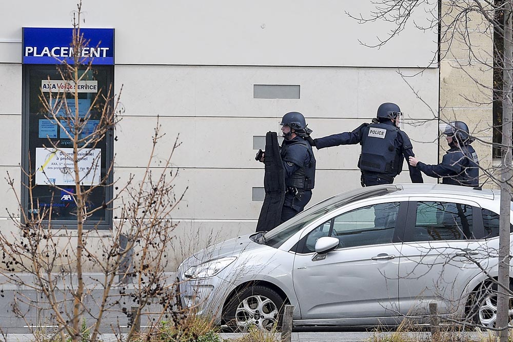 Полиция Франции проводит спецоперацию Полиция Франции проводит спецоперацию