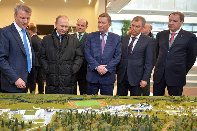 Президент России Владимир Путин осматривает макет бизнес-школы