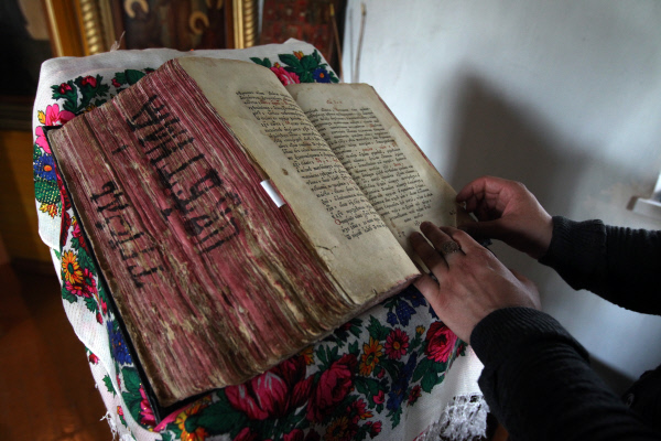 Старообрядец за чтением старинной книги