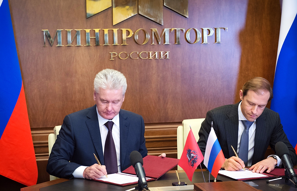 Мэр Москвы Сергей Собянин и министр промышленности и торговли Российской Федерации Денис Мантуров