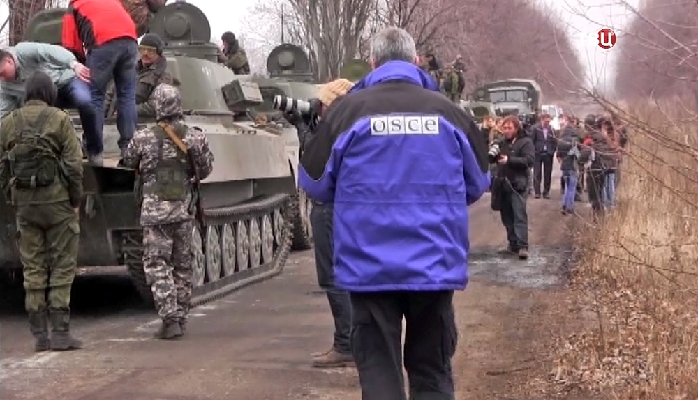 Представители ОБСЕ и военная техника народного ополчения ДНР Представители ОБСЕ и военная техника народного ополчения ДНР