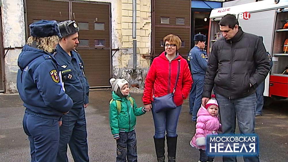 Пожарные МЧС и спасенная семья
