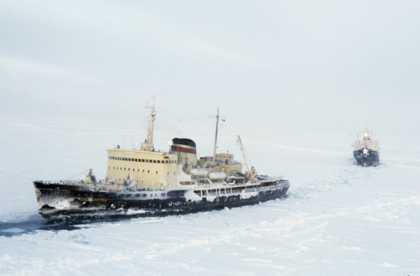 Ледокол "Владивосток" выводит судно "Михаил Сомов" из льдов Антарктиды