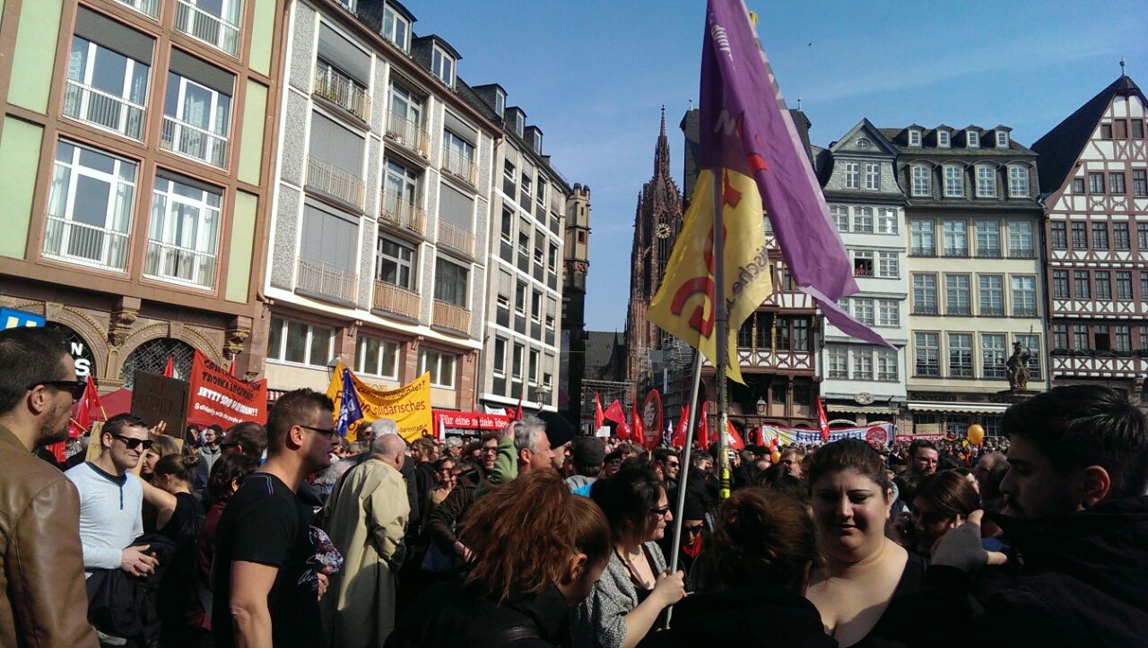 Митингующие во Франкфурте-на-Майне Митингующие во Франкфурте-на-Майне