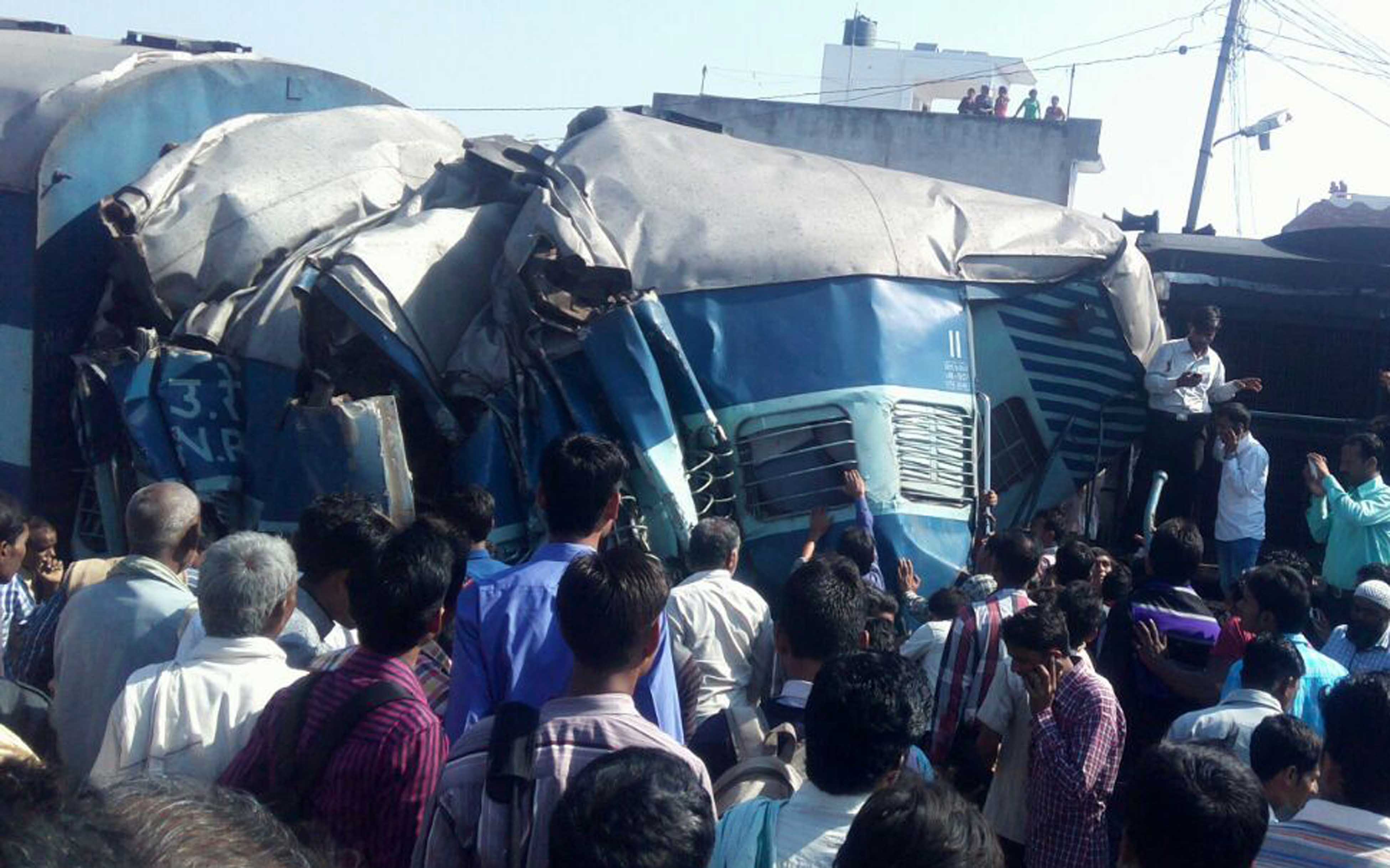 Картинки по запросу В Индии число погибших при сходе поезда с рельсов возросло до 32 человек