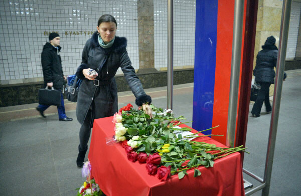 Свечи на станции метро "Парк культуры" в память о жертвах теракта