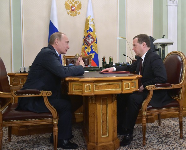 Президент России Владимир Путин и председатель правительства России Дмитрий Медведев во время встречи