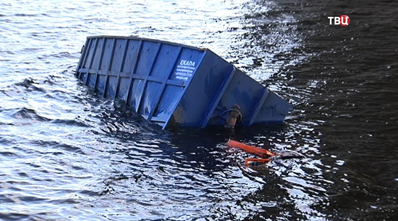 Грузовик упал в воду