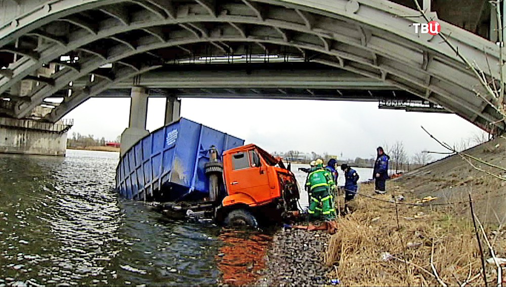 Грузовик упал в воду