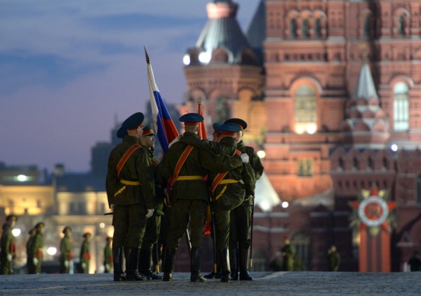 Военнослужащие во время репетиции парада Победы