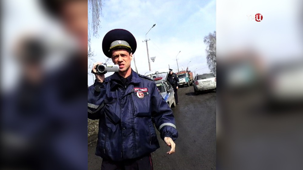 Полицейские Кемерова пытаются эвакуировать машину женщины