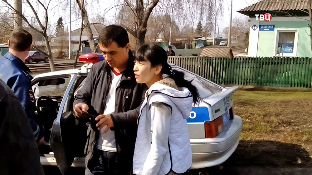 Женщина препятствует эвакуации своего автомобиля в Кемерово Женщина препятствует эвакуации своего автомобиля в Кемерово