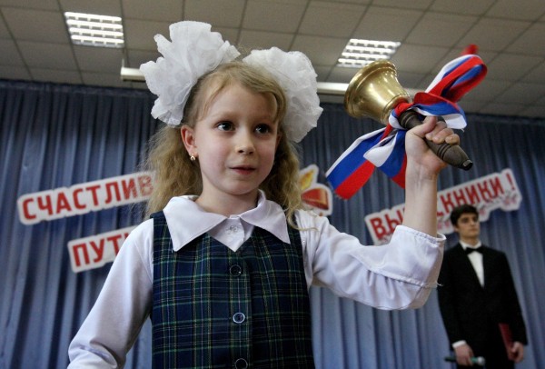 Школьница во время праздника Последнего звонка