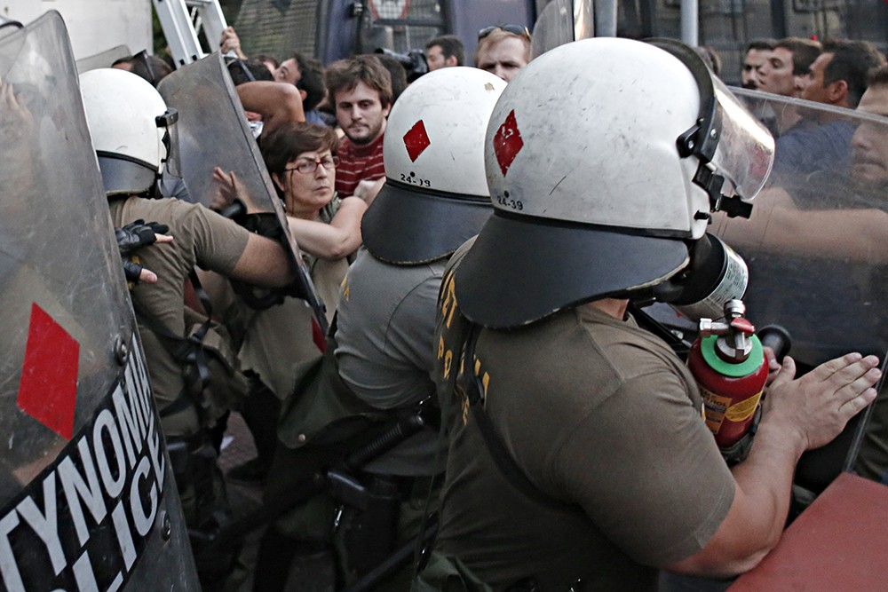 Полиция применила силу против митингующих в Греции Полиция применила силу против митингующих в Греции