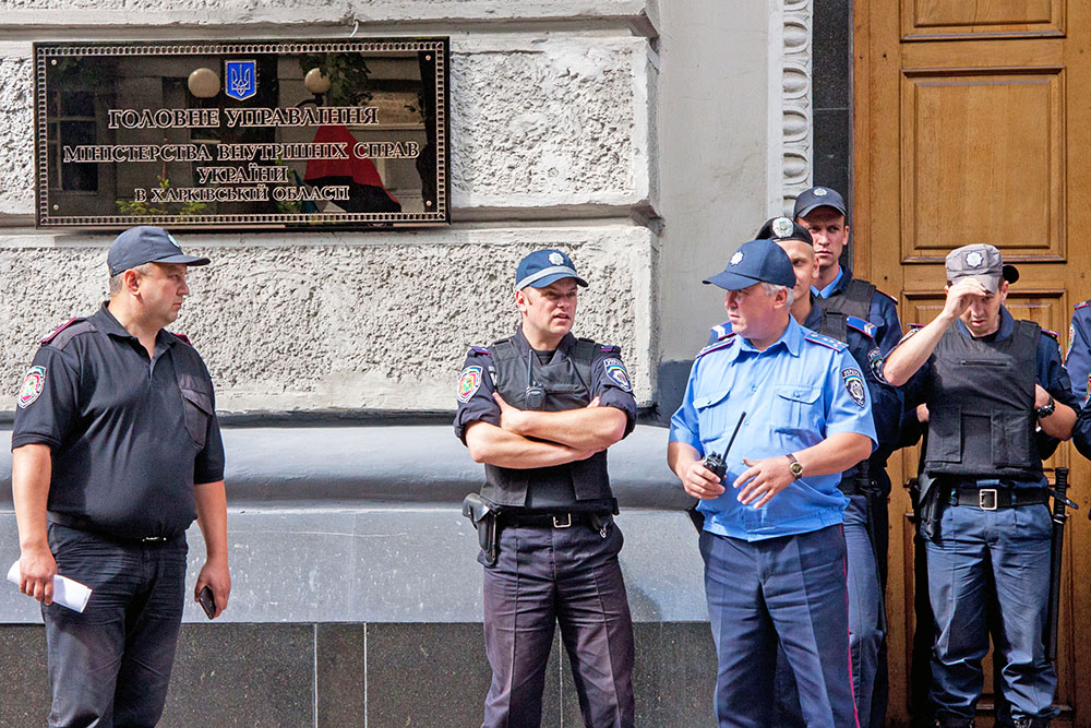 Милиция Украины у здания МВД Украины
