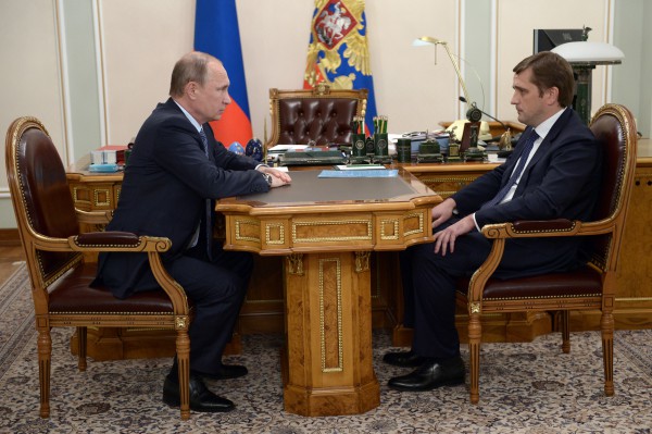 Президент России Владимир Путин и заместитель министра сельского хозяйства, глава федерального агентства по рыболовству Илья Шестаков во время рабочей встречи