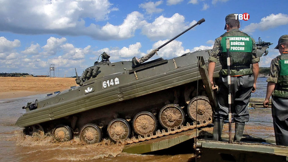 Военная техника заезжает на пантон