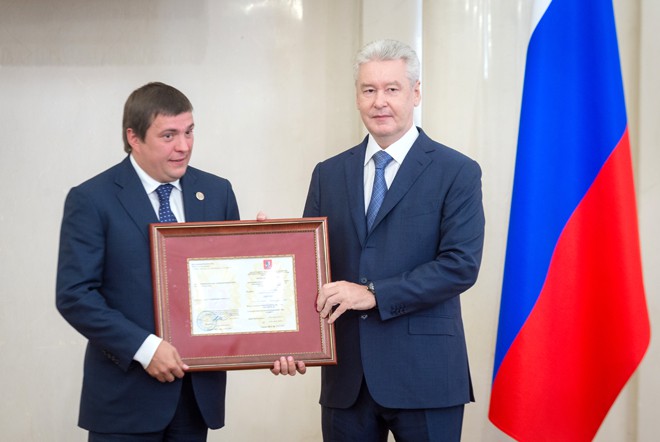 Мэр Москвы Сергей Собянин на вручении разрешения на осуществление таксомоторной деятельности в столице
