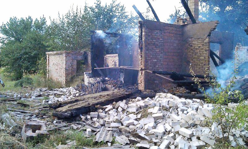 Последствия обстрела жилых кварталов в Донбассе Последствия обстрела жилых кварталов в Донбассе