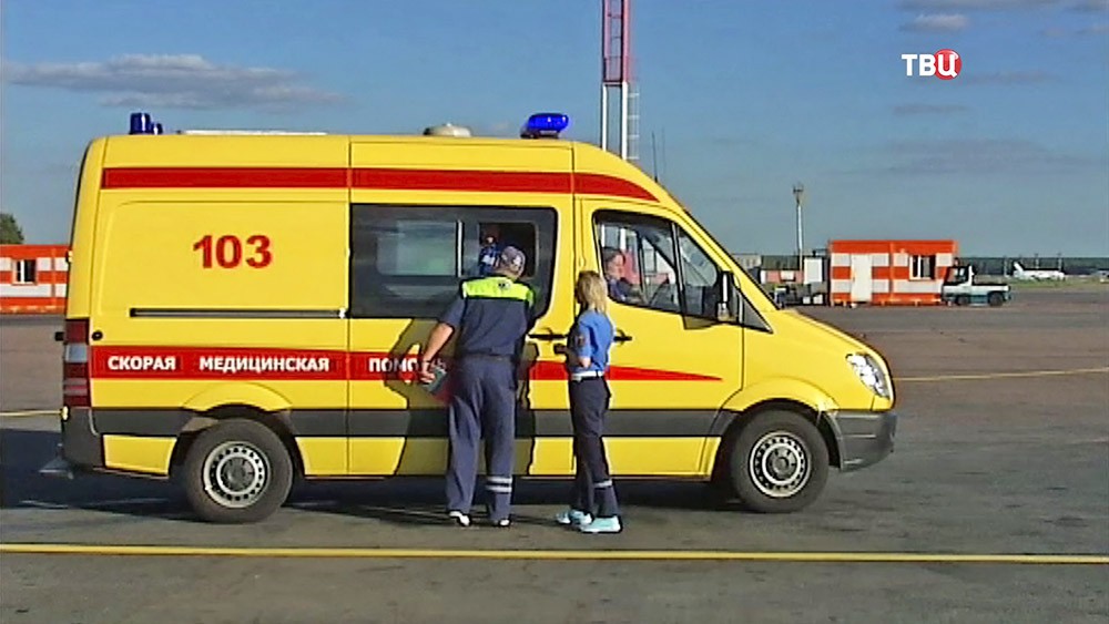 Машина скорой помощи в аэропорту Машина скорой помощи в аэропорту