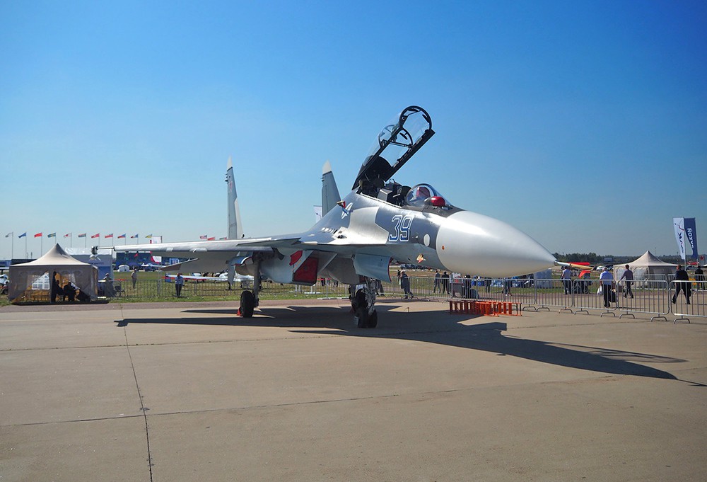 Истребитель Су-30СМ на авиакосмическом салоне "МАКС"