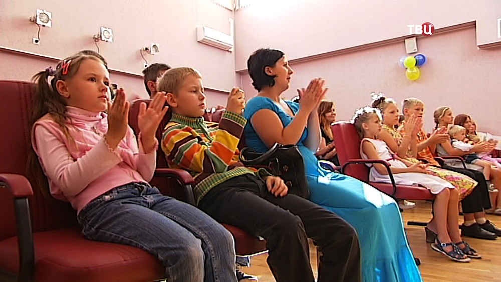Дети в актовом классе Дети в актовом классе