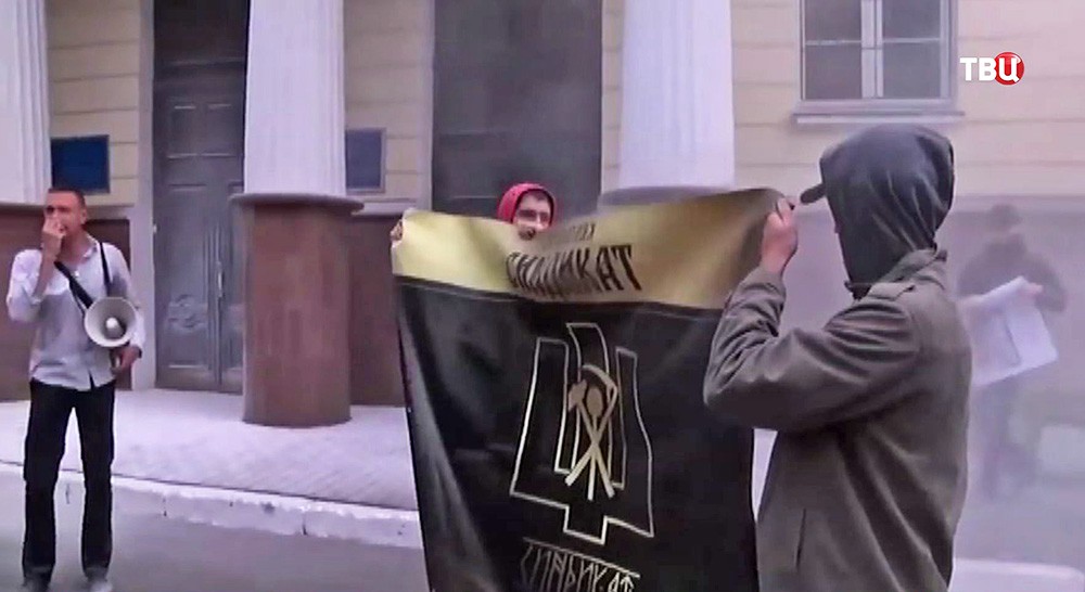 Митинг пожарных у здания ГСЧС в Киеве