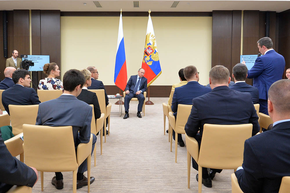 Президент России Владимир Путин во время встречи в резиденции Ново-Огарево с активом Общероссийского общественного движения "Общероссийский народный фронт" Президент России Владимир Путин во время встречи в резиденции Ново-Огарево с активом Общероссийского общественного движения "Общероссийский народный фронт"