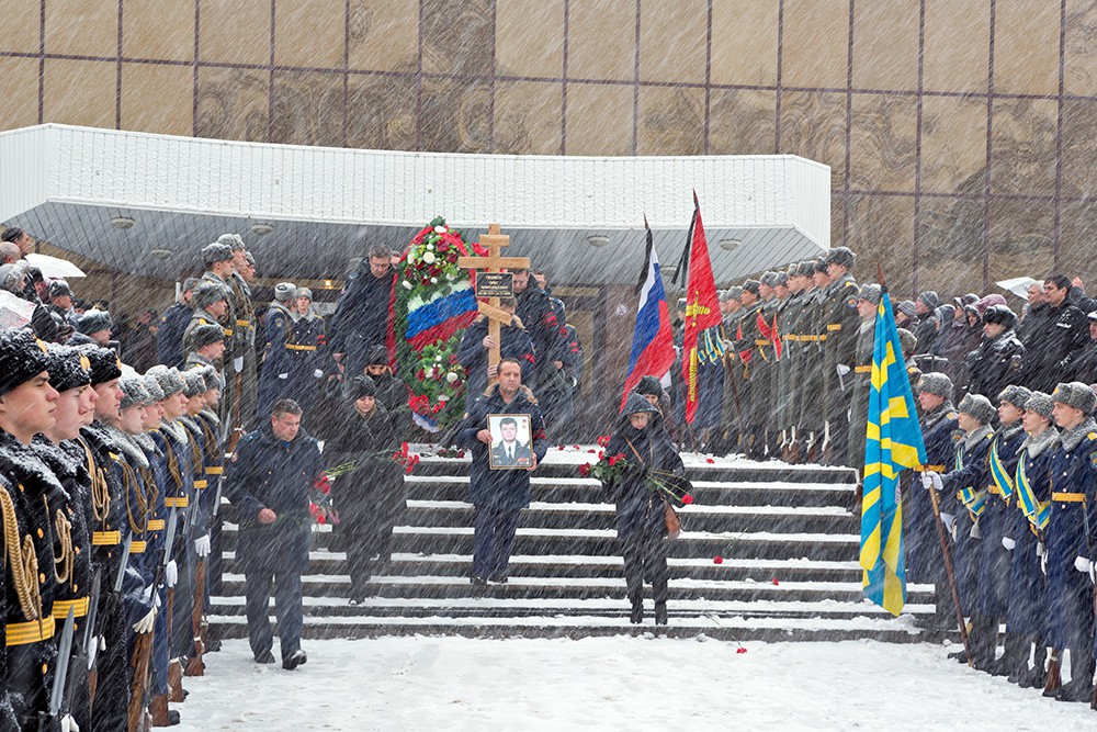 Жители Липецка во время церемонии прощания с героем России подполковником Воздушно-космических сил России Олегом Пешковым, погибшем в Сирии Жители Липецка во время церемонии прощания с героем России подполковником Воздушно-космических сил России Олегом Пешковым, погибшем в Сирии