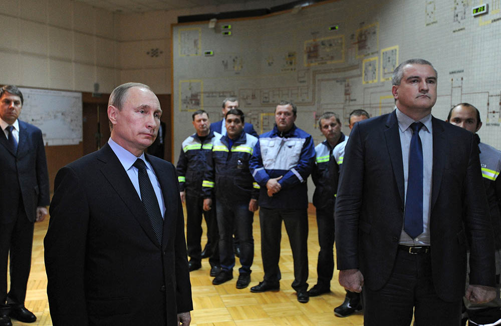 Президент России Владимир Путин и глава Республики Крым Сергей Аксенов во время запуска первой очереди энергомоста в Крым в ходе посещения компании "Крымэнерго" в Симферополе Президент России Владимир Путин и глава Республики Крым Сергей Аксенов во время запуска первой очереди энергомоста в Крым в ходе посещения компании "Крымэнерго" в Симферополе