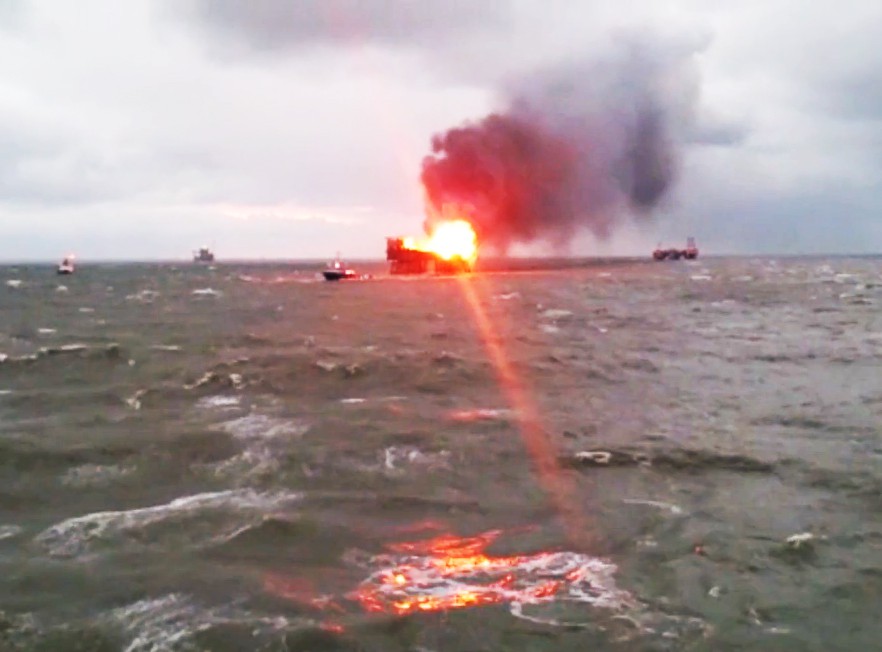 В Каспийском море у берегов Азербайджана продолжается пожар на буровых платформах. Есть жертвы. - фото 2