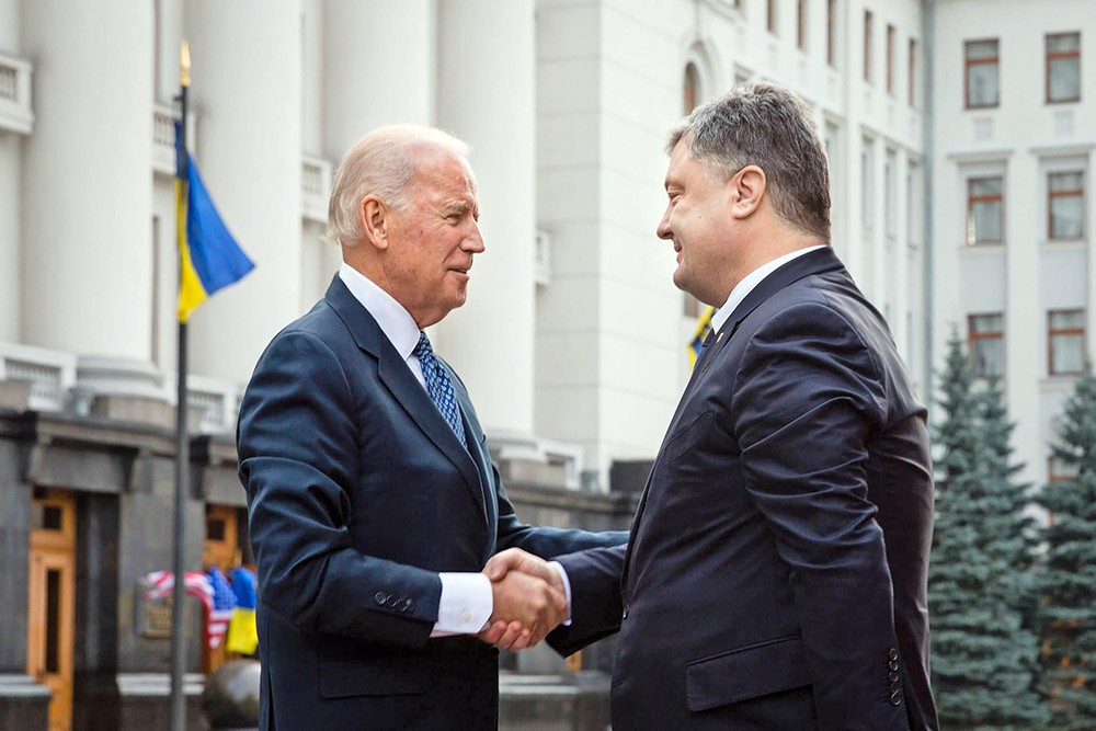 Вице-президент США Джо Байден и президент Украины Пётр Порошенко Вице-президент США Джо Байден и президент Украины Пётр Порошенко