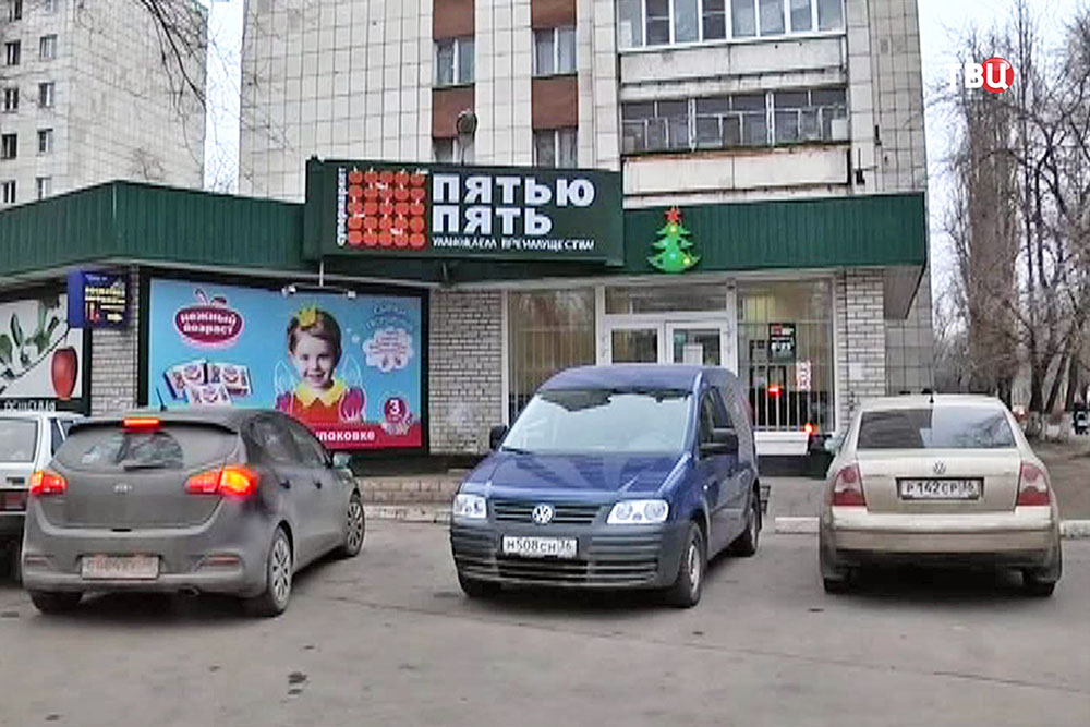 Вход в супермаркет в Воронеже