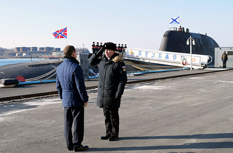 Председатель правительства России Дмитрий Медведев (слева) во время осмотра модернизированной атомной подводной лодки К-419 "Кузбасс" в ходе посещения ОАО "Дальневосточный завод "Звезда" во Владивостоке Председатель правительства России Дмитрий Медведев (слева) во время осмотра модернизированной атомной подводной лодки К-419 "Кузбасс" в ходе посещения ОАО "Дальневосточный завод "Звезда" во Владивостоке